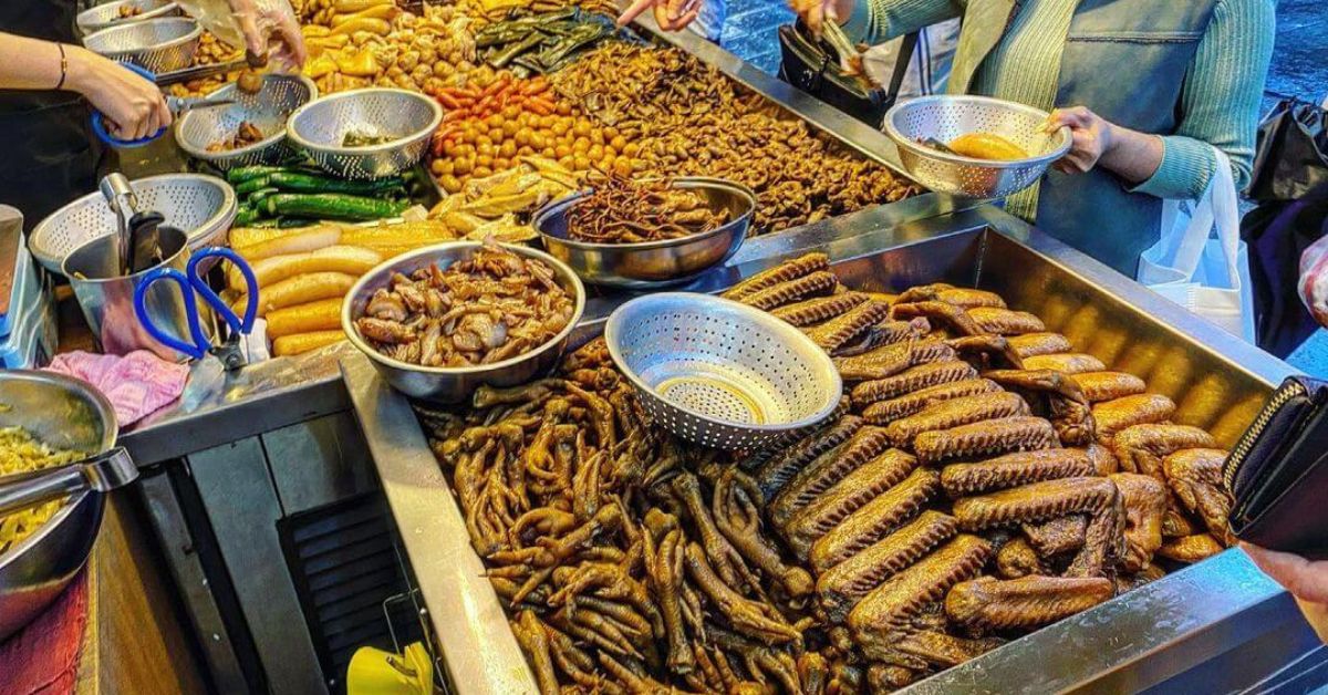 想介紹給外國人的第一名！饒河夜市絕對不能錯過的 8 大美食，一位難求的老字號臭豆腐，米其林秘密客的最愛你試過了嗎？