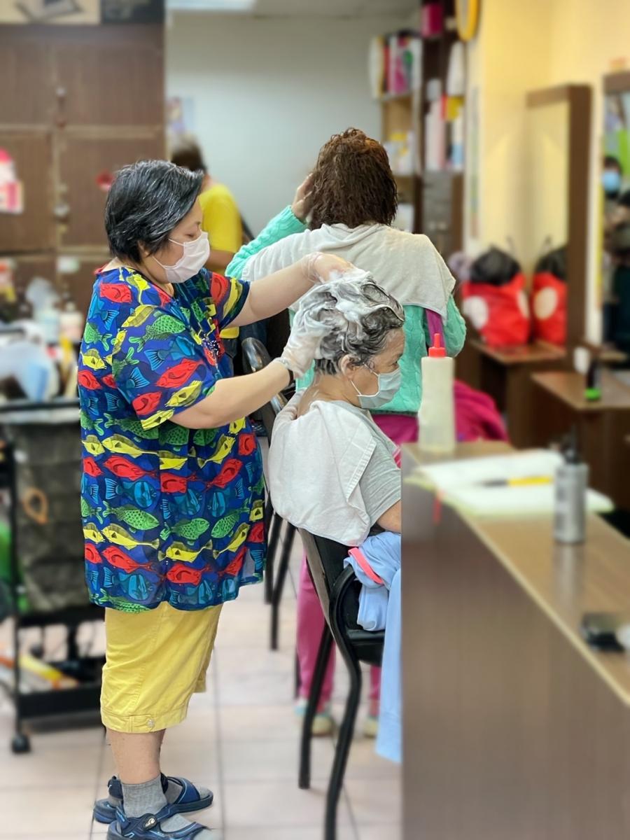 洗頭時間】台北中山區「髮鬈美髮」100元洗髮不是都市傳說！天天客滿不給預約，全都現場等！ | Bella.tw儂儂