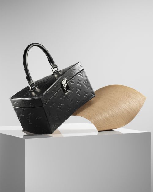 LV 與建築大師 Frank Gehry 推出限量聯名系列：重新演繹經典包袋 Capucines、Twisted Box Trunk