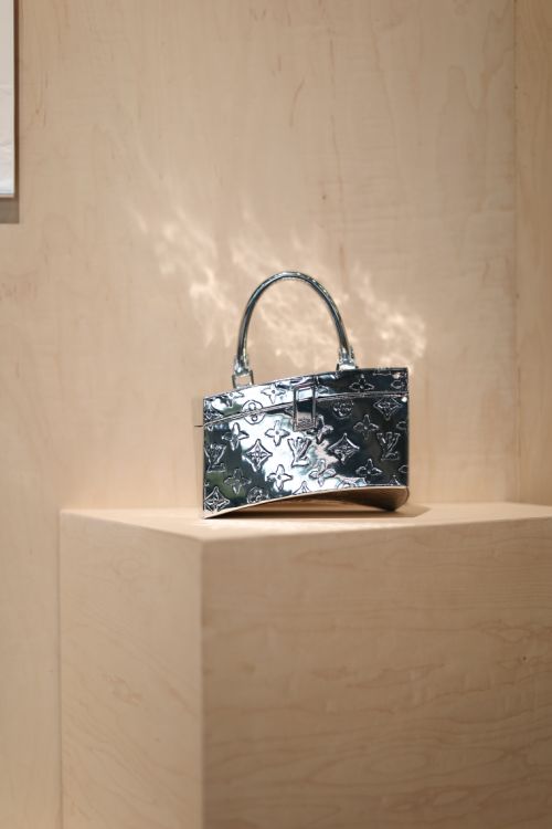 LV 與建築大師 Frank Gehry 推出限量聯名系列：重新演繹經典包袋 Capucines、Twisted Box Trunk