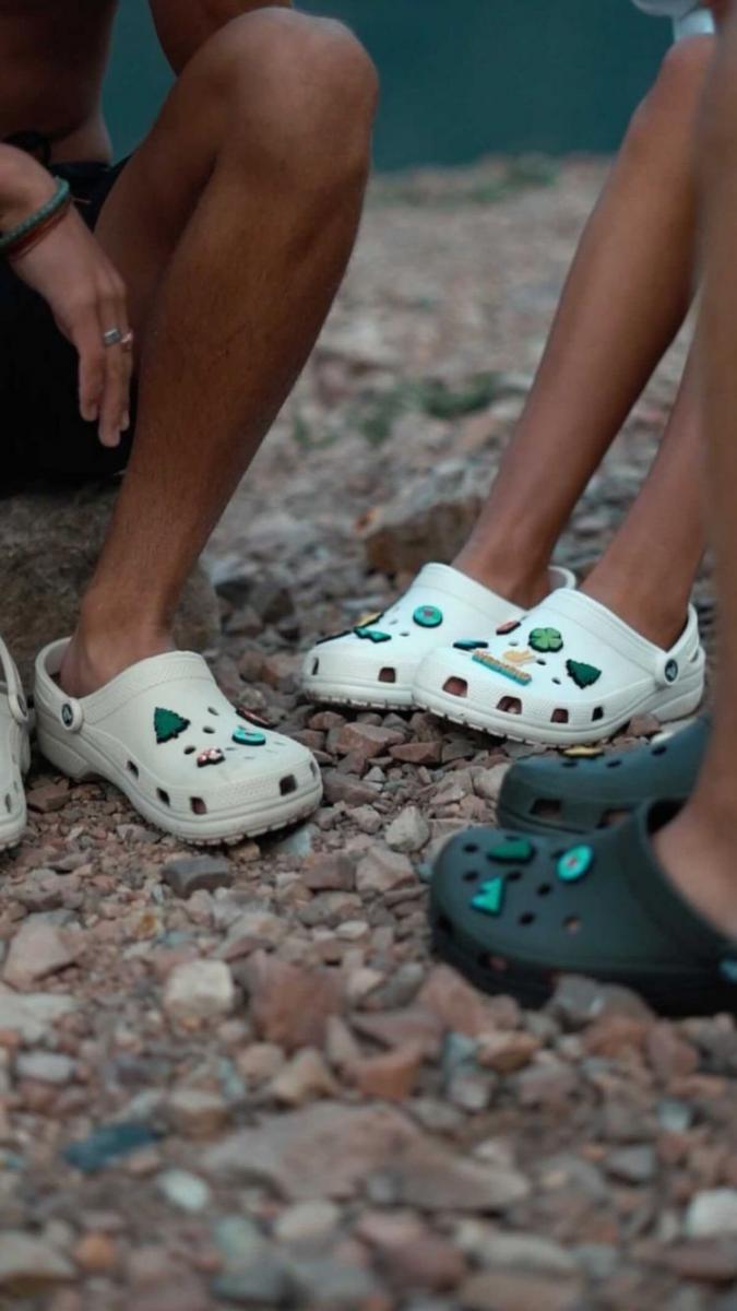 【時髦經濟】Crocs洞洞鞋2025業績可望再攀升！2024年營收破40億美元，5大經營策略：如何將醜文化變現？