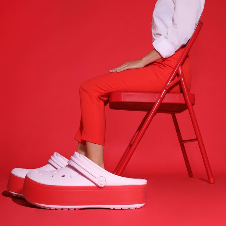 【時髦經濟】Crocs洞洞鞋2025業績可望再攀升！2024年營收破40億美元，5大經營策略：如何將醜文化變現？