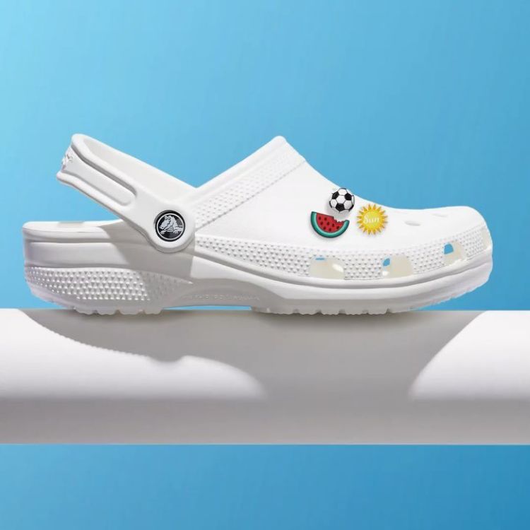 【時髦經濟】Crocs洞洞鞋2025業績可望再攀升！2024年營收破40億美元，5大經營策略：如何將醜文化變現？