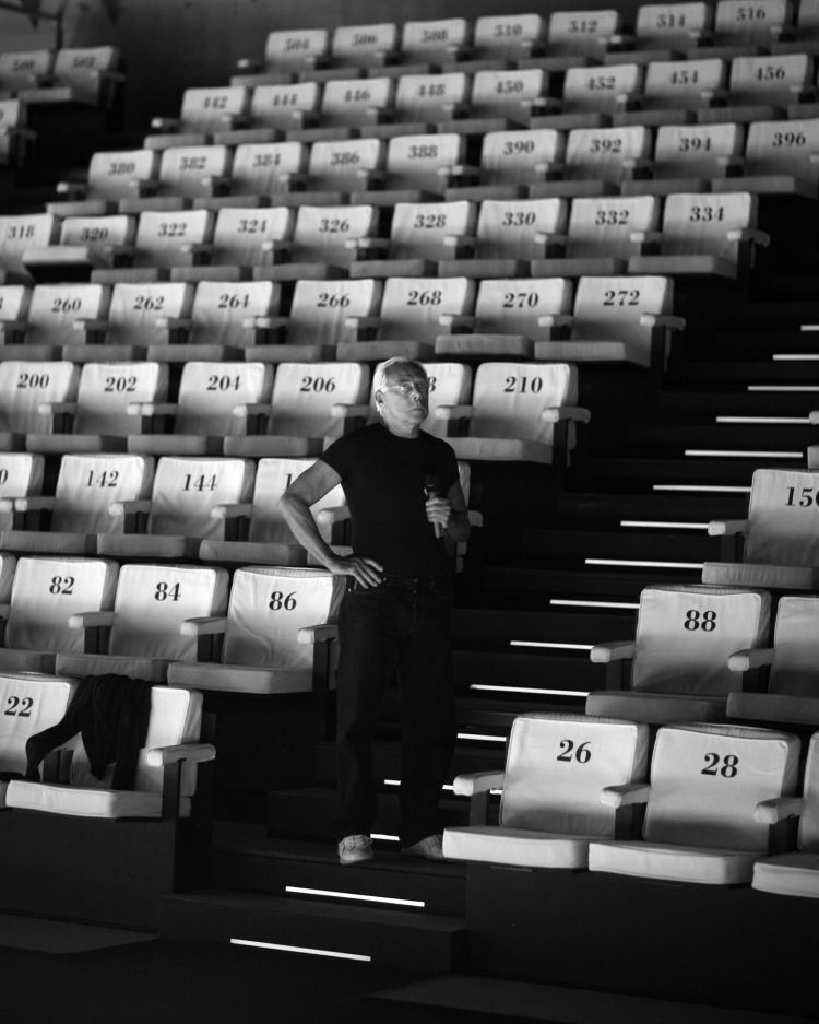 除了收購開雲美妝外，萊雅執行長 Nicolas Hieronimus 近日也針對收購部分亞曼尼集團股份的傳聞作出回應：「願意依照亞曼尼先生的遺囑，考慮與集團（Armani Group）進行討論。」他表示，收購開雲美妝業務不會改變支持亞曼尼集團的初衷。接下來，雙方將就此展開新一輪磋商，探討與亞曼尼合作的潛在方案。萊雅集團最新市值為 1,975 億歐元（約新台幣 7 兆元），穩坐全球最大美妝集團寶座，持續爭奪全球香氛市場賽道。