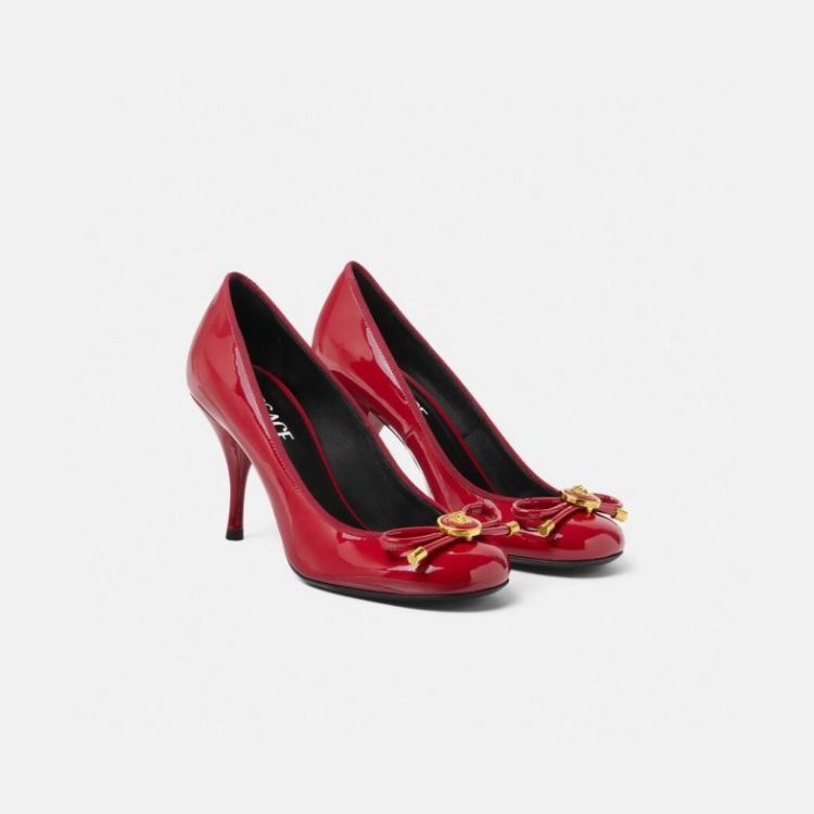 2025「紅色高跟鞋」必收6雙:Roger Vivier貴婦最愛,Versace「蝴蝶結」甜酷風搶攻少女心!