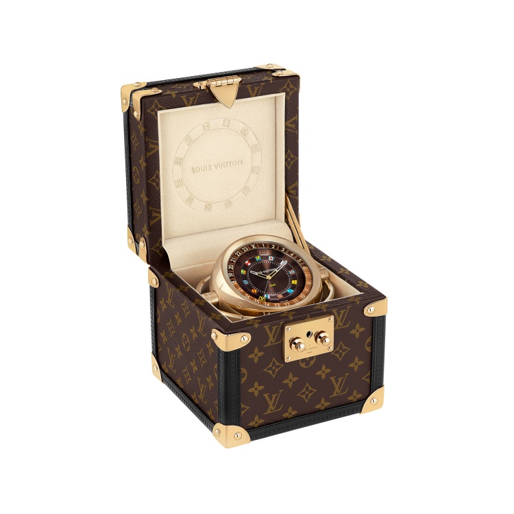 LV也吹起「療癒經濟」風潮!熱氣球桌上鐘、迷你行李硬箱吸睛可愛,工藝細膩成收藏首選