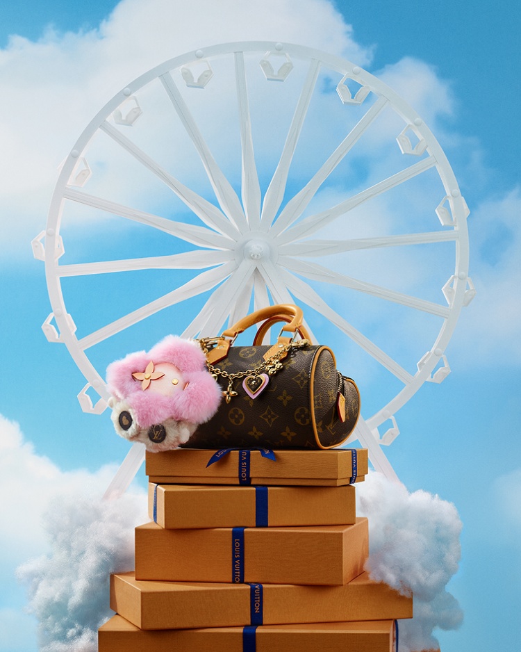 LV也吹起「療癒經濟」風潮!熱氣球桌上鐘、迷你行李硬箱吸睛可愛,工藝細膩成收藏首選
