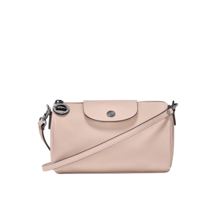 2025精品「圓筒包」推薦Top 7！Loewe皺褶皮革復古時髦，Bottega Venta工藝細節滿分