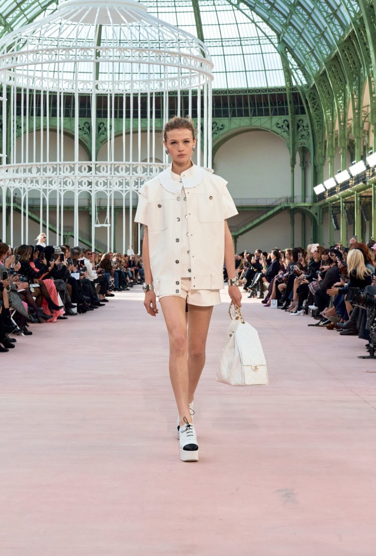 Chanel繼「22」後再推新經典包款！找來杜娃黎波入鏡形象照，「25」鏈帶包接棒成下一個IT Bag！