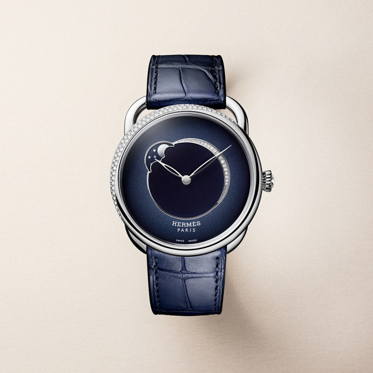 Hermès 2025腕錶新作！「Arceau小月相腕錶」6大亮點：藝術揉入時計、工藝凝練方寸，低頭讀時即見「月亮星辰」