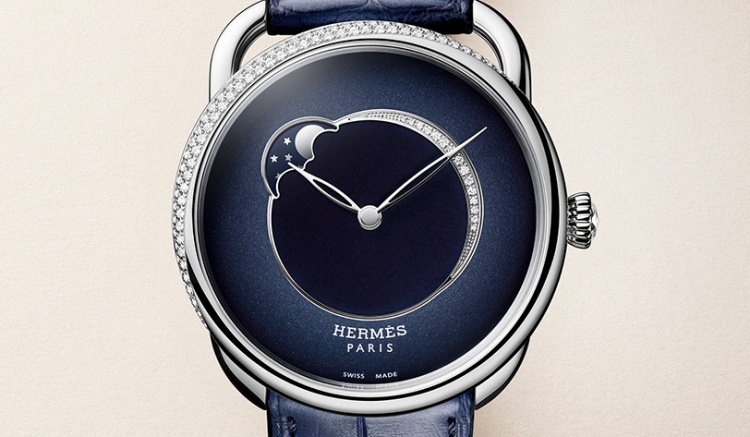 Hermès 2025腕錶新作！「Arceau小月相腕錶」6大亮點：藝術揉入時計、工藝凝練方寸，低頭讀時即見「月亮星辰」