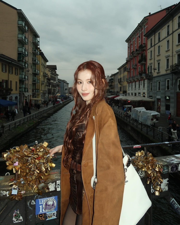 Prada 2025春夏全新「Buckle」水桶包4大重點：腰帶造型時髦復古，讓金泰梨、Twice Sana都愛上