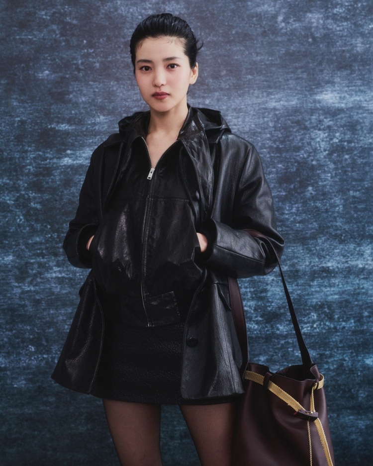 Prada 2025春夏全新「Buckle」水桶包4大重點：腰帶造型時髦復古，讓金泰梨、Twice Sana都愛上