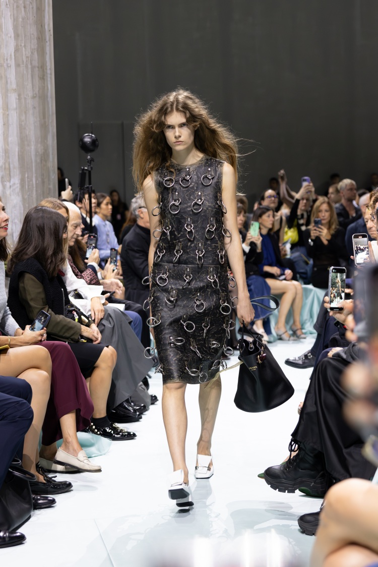 Prada 2025春夏全新「Buckle」水桶包4大重點：腰帶造型時髦復古，讓金泰梨、Twice Sana都愛上