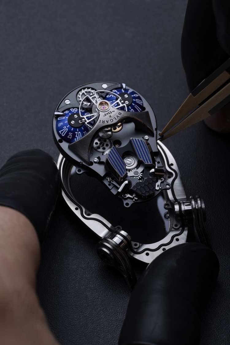 寶格麗再度攜手MB&F推聯名腕錶！ Serpenti 蛻變「機械蛇首」：巨型錶殼、鏤空機芯，7大細節解析頂級製錶工藝