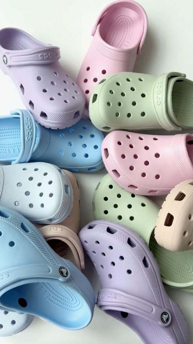 【時髦經濟】Crocs洞洞鞋2025業績可望再攀升！2024年營收破40億美元，5大經營策略：如何將醜文化變現？