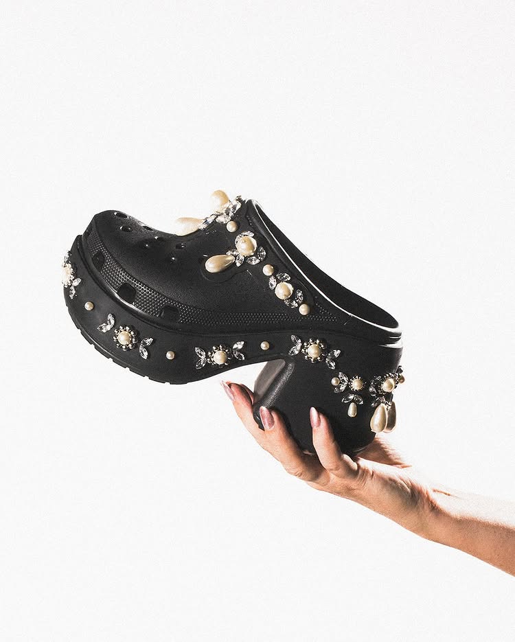 【時髦經濟】Crocs洞洞鞋2025業績可望再攀升！2024年營收破40億美元，5大經營策略：如何將醜文化變現？