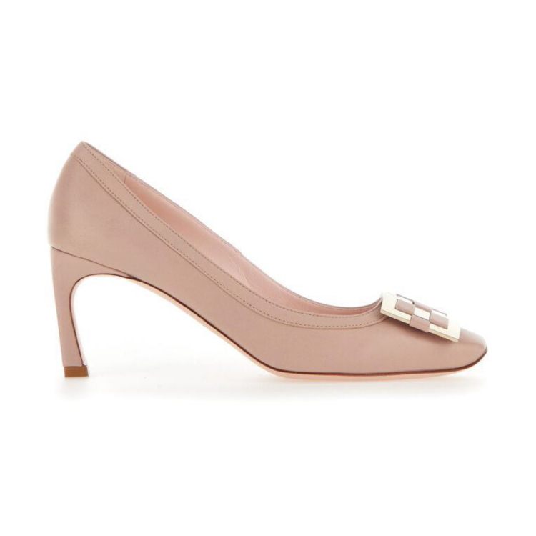 Roger Vivier 2025春夏「方釦鞋」8雙必收：粉橘撞色俏皮，「牛皮夾腳涼鞋」輕盈又優雅！