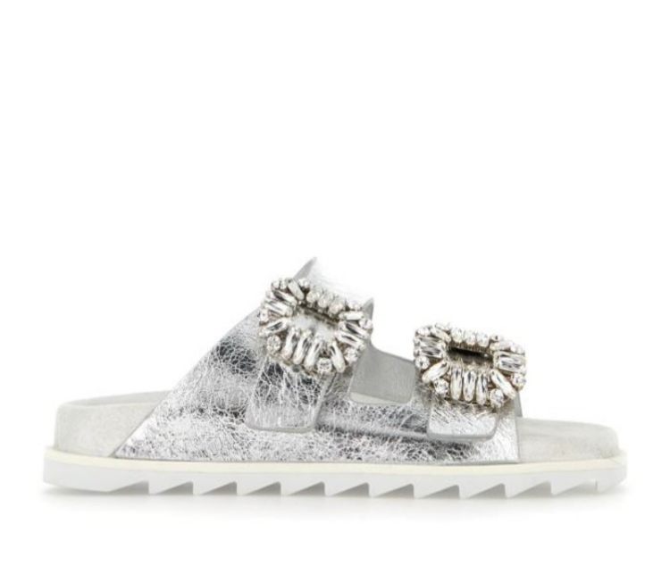 Roger Vivier 2025春夏「方釦鞋」8雙必收：粉橘撞色俏皮，「牛皮夾腳涼鞋」輕盈又優雅！