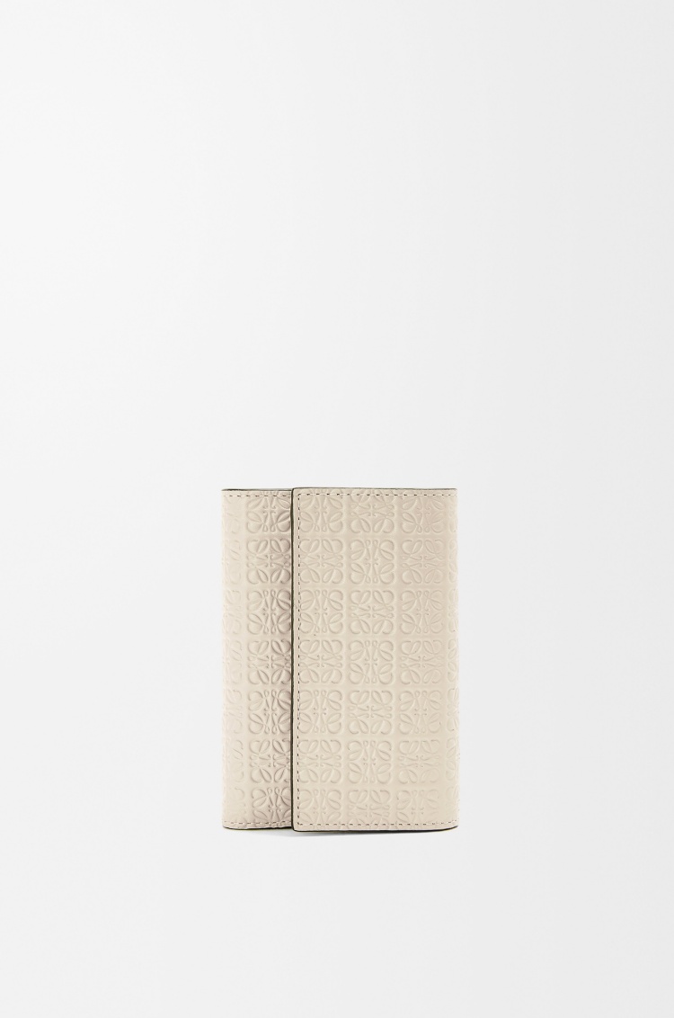 2025春夏「精品老花短夾」推薦Top10！LV x 村上隆聯名款、Gucci雙摺皮夾熱銷，「這3款」一萬元有找