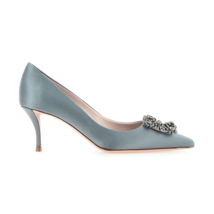 Roger Vivier 2025春夏「方釦鞋」8雙必收：粉橘撞色俏皮，「牛皮夾腳涼鞋」輕盈又優雅！