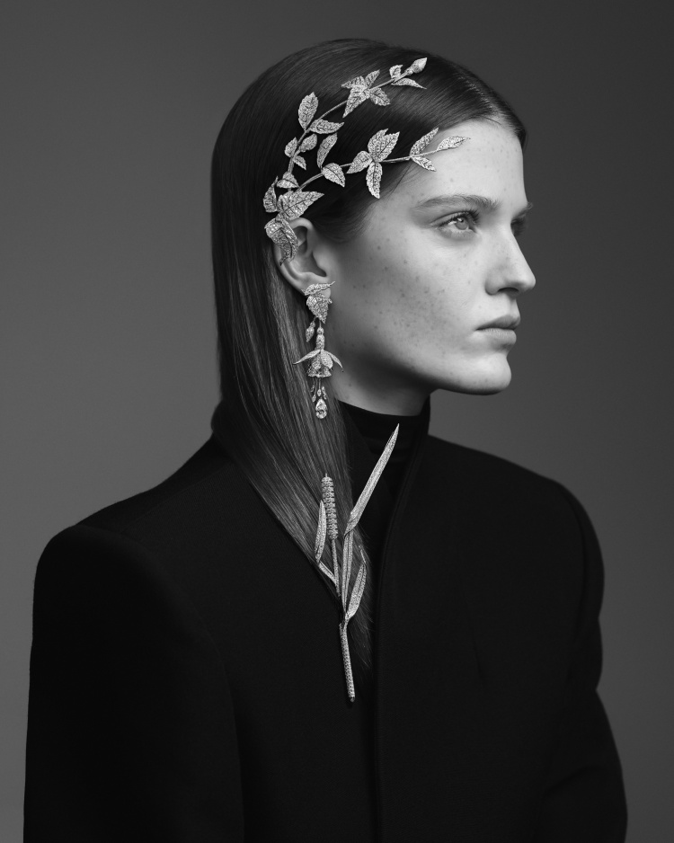 Boucheron 2025高級珠寶系列彷彿「生物百科」！常見植物花卉不夠看，蒼蠅、飛蛾也能載身上！