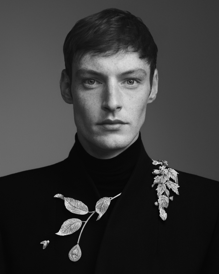 Boucheron 2025高級珠寶系列彷彿「生物百科」！常見植物花卉不夠看，蒼蠅、飛蛾也能載身上！