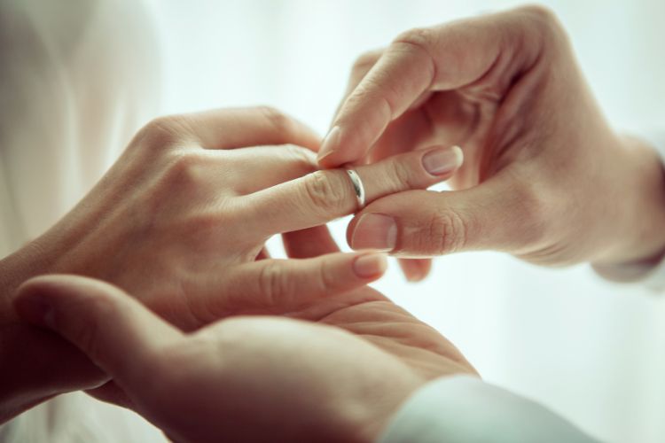 男女戒指戴法大不同?從戴戒指的位置,看出你的愛情觀與感情狀態!