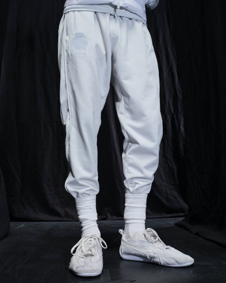 2025下半年三大討論度最高「精品聯名鞋款」：Balenciaga的Puma薄底鞋越破越時髦，Valentino攜手Vans滑板鞋搭配性高