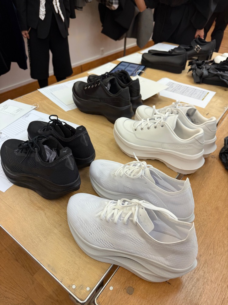 2025下半年三大討論度最高「精品聯名鞋款」：Balenciaga的Puma薄底鞋越破越時髦，Valentino攜手Vans滑板鞋搭配性高