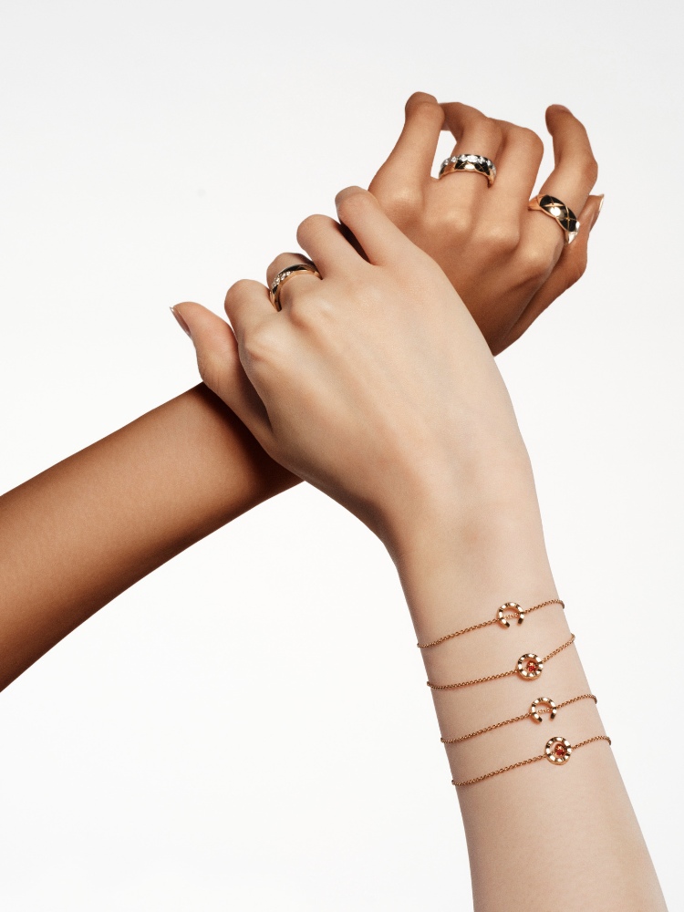 我的第一款香奈兒鎖定經典「菱格紋」！「Coco Crush」高級珠寶2025再添新作，Jennie親身演繹酷美疊戴風格