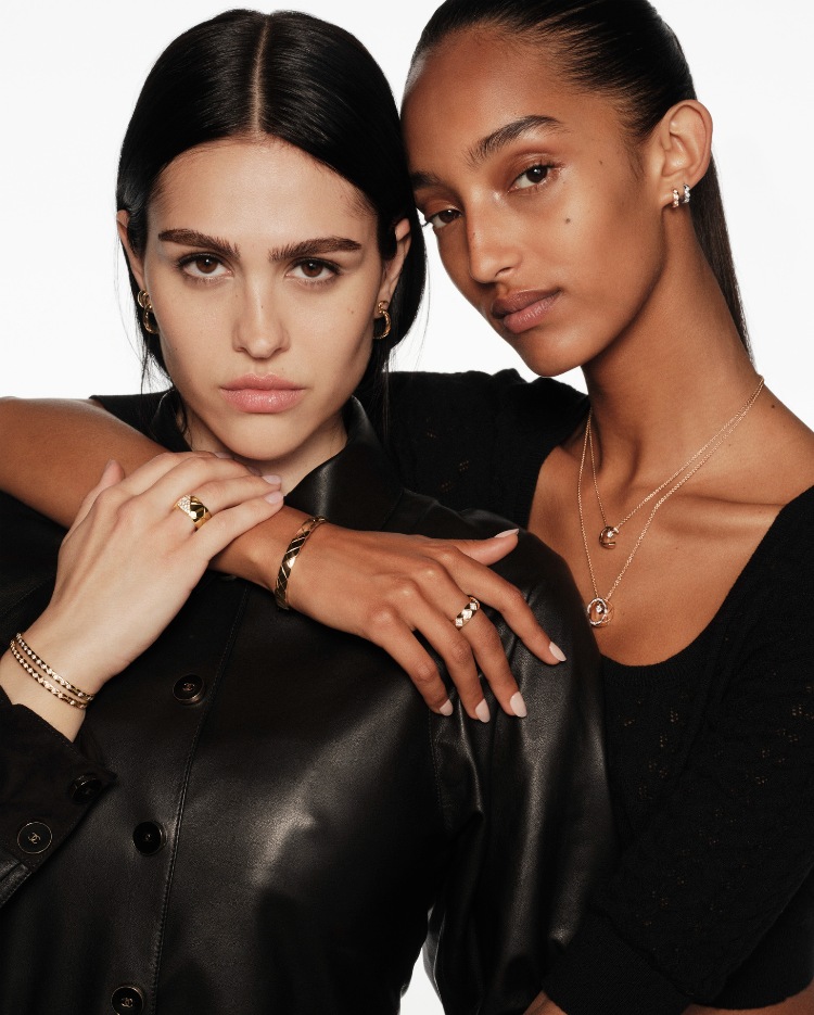 我的第一款香奈兒鎖定經典「菱格紋」！「Coco Crush」高級珠寶2025再添新作，Jennie親身演繹酷美疊戴風格