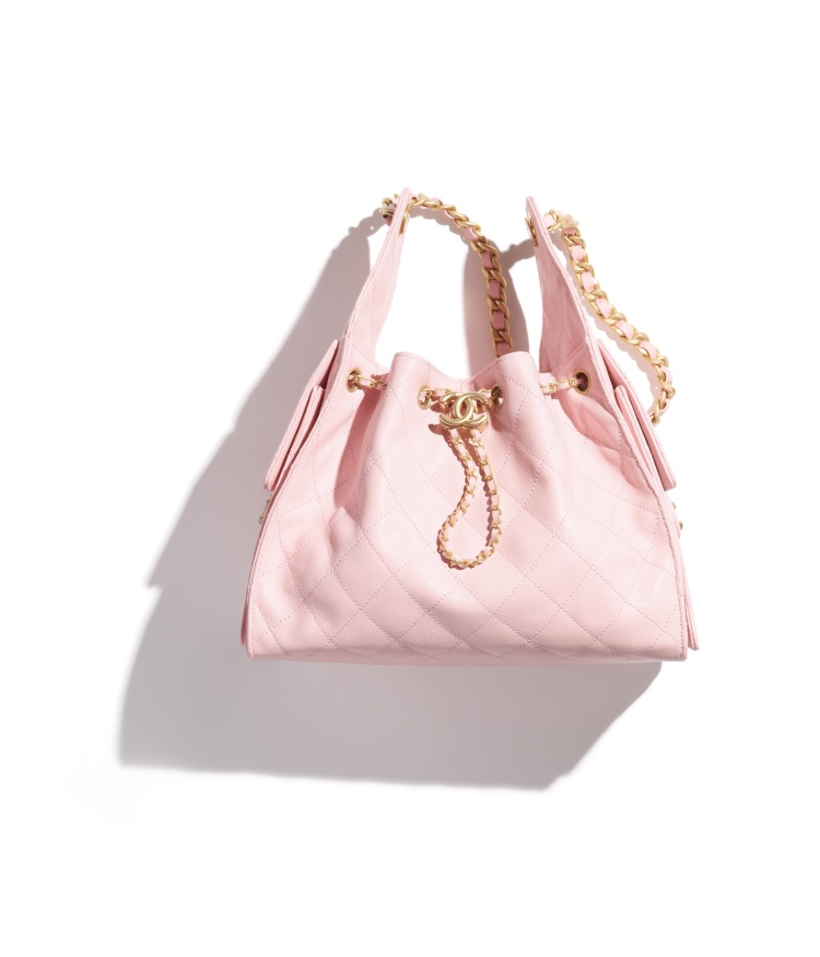Chanel 2025春夏包款推薦Top7：Jennie同款「25」包秒殺登場，黑色皮穿鍊肩背包很保值