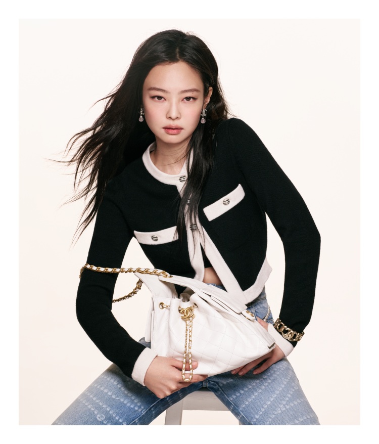 Chanel 2025春夏包款推薦Top7：Jennie同款「25」包秒殺登場，黑色皮穿鍊肩背包很保值