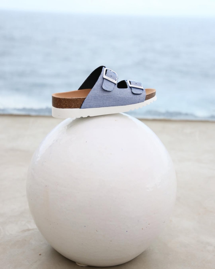 Balenciaga與百年製鞋品牌「Scholl」攜手合作，準備再創布希鞋神話