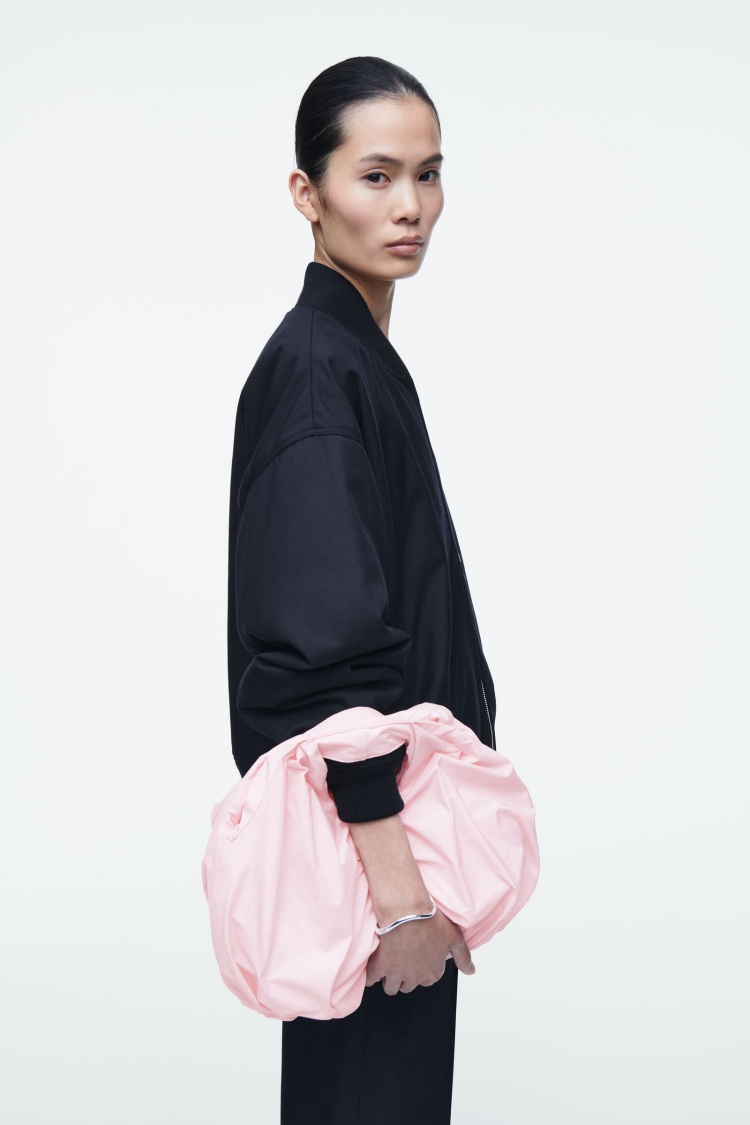 COS南瓜包熱度有望超車雲朵包？4點介紹全新極簡大包