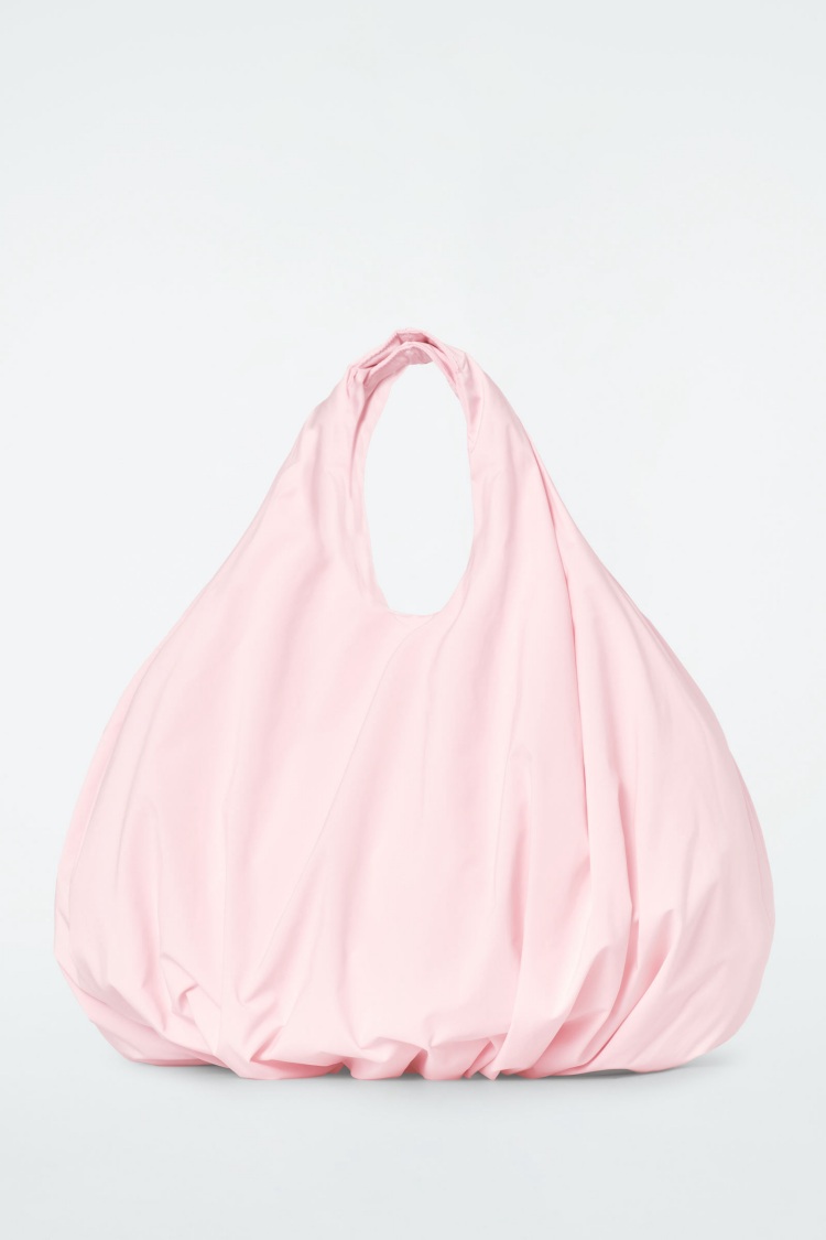 COS南瓜包熱度有望超車雲朵包？4點介紹全新極簡大包