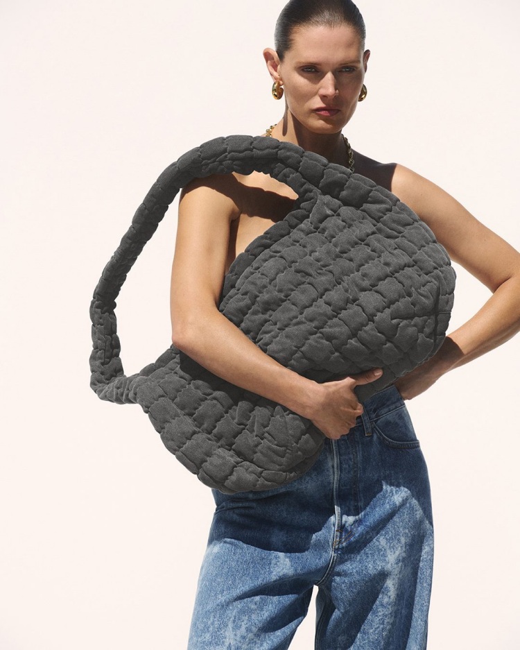 COS南瓜包熱度有望超車雲朵包？4點介紹全新極簡大包