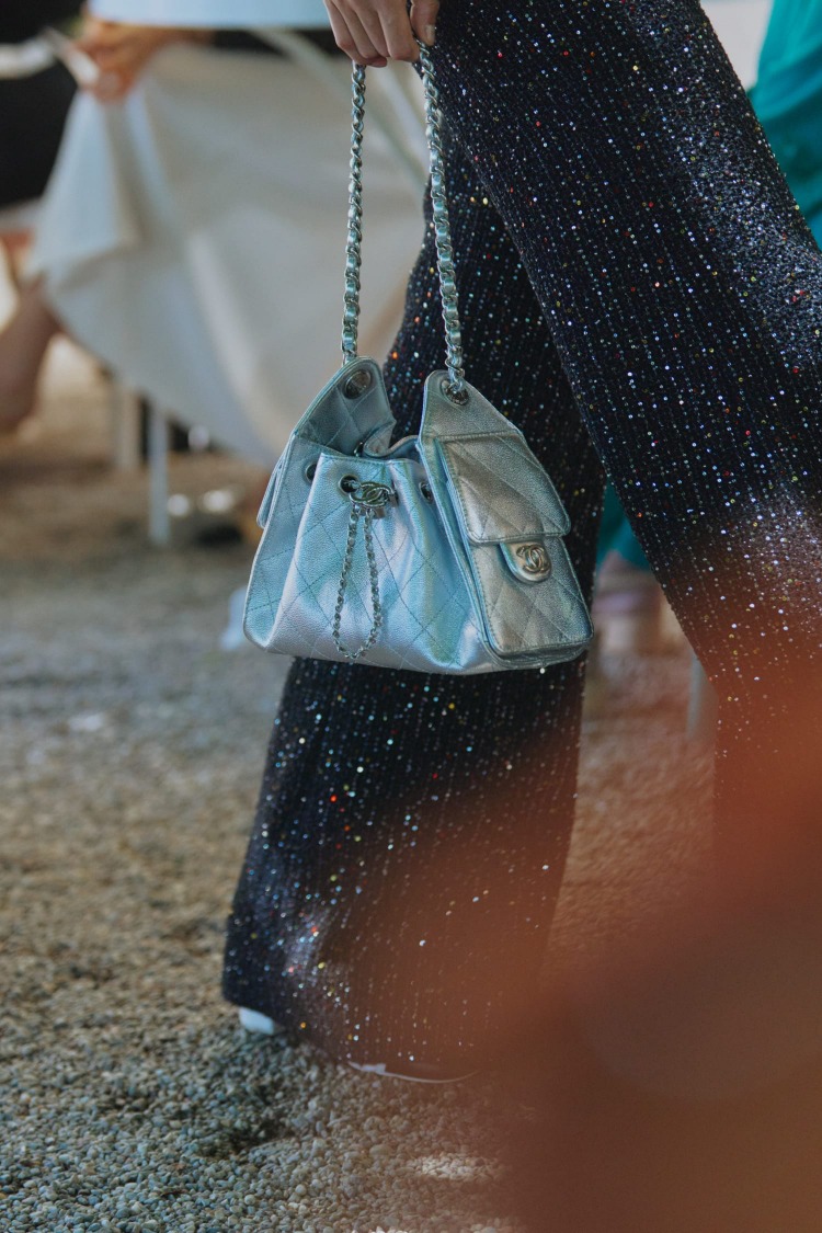 Chanel 2025/26度假系列10大重點包款：25包新色登場，「冰淇淋硬殼包」掀起話題！