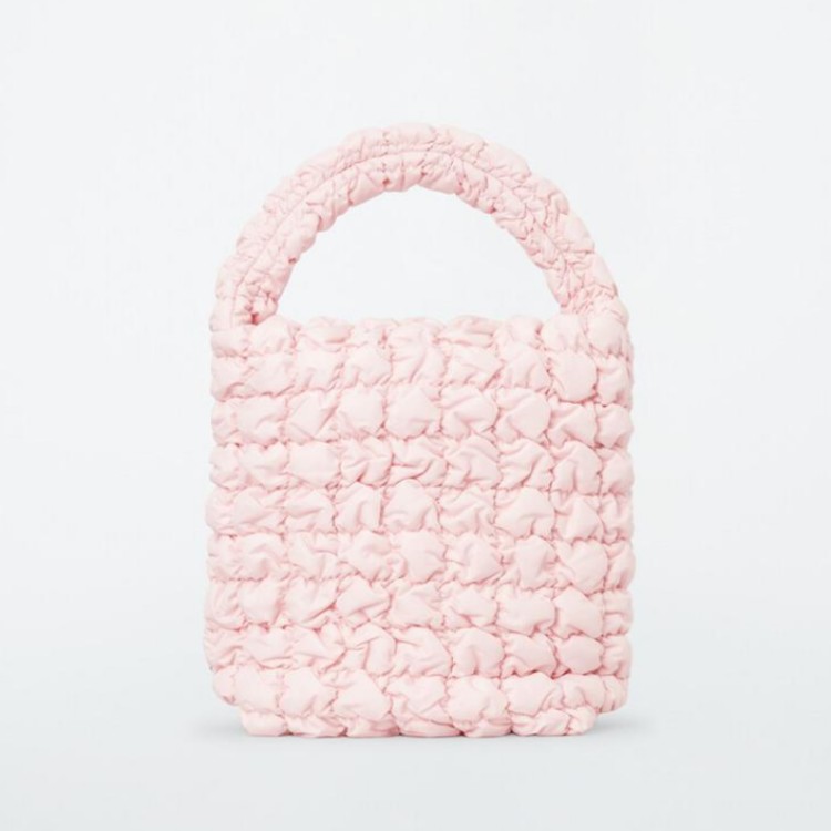 2025百搭平價托特包推薦Top 10：小CK、無印良品通勤必備，COS雲朵包新背法