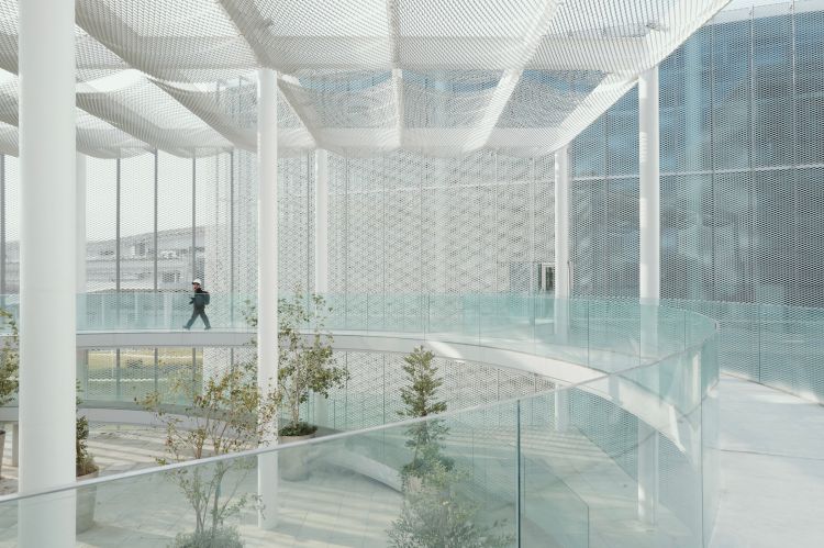由日本建築大師妹島和世與西澤立衛組成的 SANAA 建築團隊，在台灣迎來首座建築「台中綠美圖」，更是全台首座結合美術館與圖書館的共構文化地標