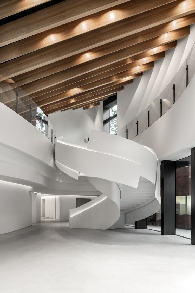 勤美術館隱身於勤美誠品與洲際酒店之間，透過開放的綠帶建築形式與弧形設計，帶領人潮走進基地內側，開幕後，集結多場國際級策展，成為台中藝文重要地標之一，打造一處美學新空間。