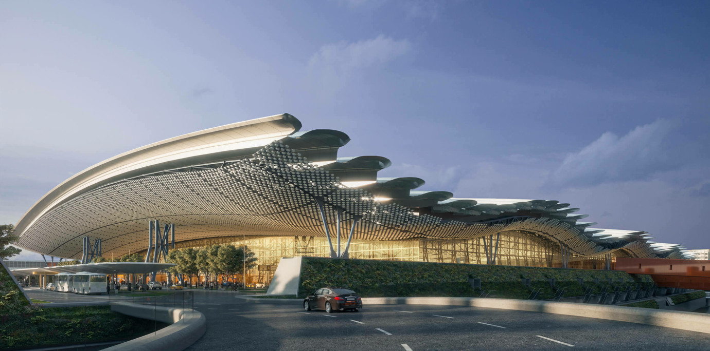 作為台灣最受矚目的交通建設之一，桃園國際機場第三航廈（Taoyuan International Airport Terminal 3，簡稱 T3）將於 2027 年啟用。不僅將成為國門新地標，更代表桃園機場邁向國際樞紐的重要一步。隨著「北登機廊廳」預計於年底率先啟用，新增的 8 個登機口（D11～D18）將大幅提升航班運能與旅客動線體驗。未來，旅客也可透過「桃園機場捷運 A14 站」直達第三航廈，實現空鐵無縫接軌。