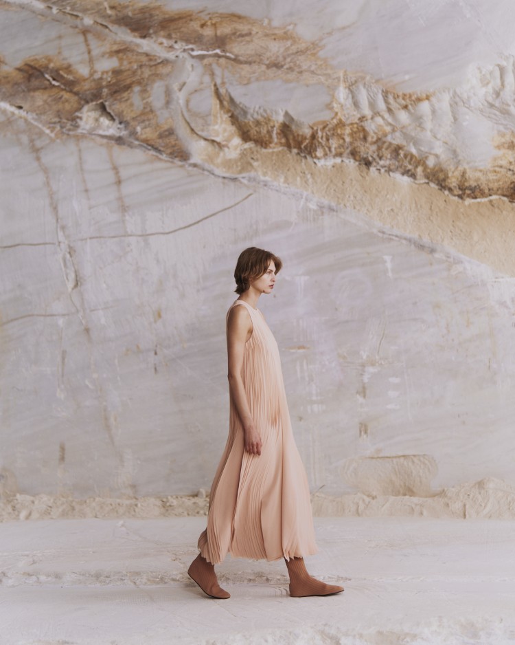 COS雲朵包姐妹款「花瓣包」引熱議!4亮點:浪漫皺褶設計、通勤族最愛