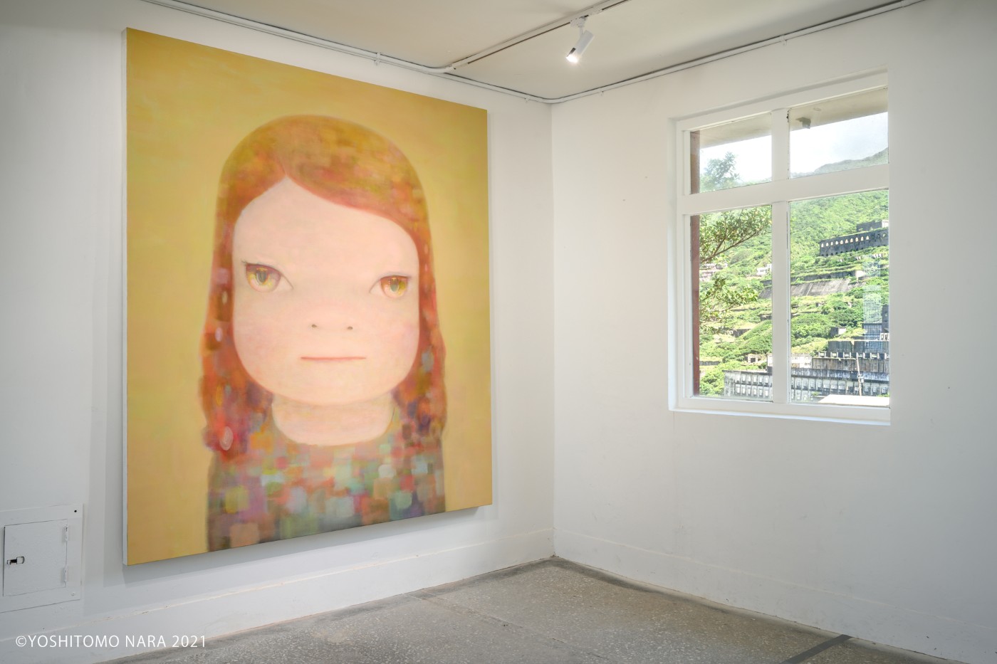 《朦朧潮濕的一天》嘉義站將於今年 12 月 12 日展開,展期至明年 5 月 17 日。開放時間為:週二、週三(12:00 至 17:00);週四至週日(9:00 至 17:00)。值得注意的是,週二與週三 09:00–12:00 時段,僅開放嘉義縣市高中職以下學校團體預約。詳細預約方式,將於文化總會與奈良美智特展粉絲專頁公佈。