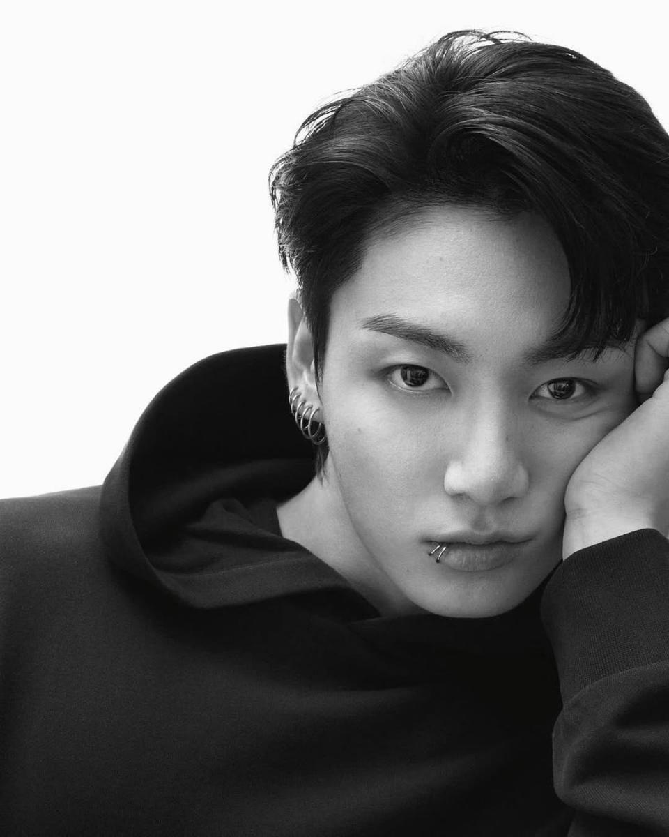 有「黃金忙內」之稱的 BTS 成員 Jungkook，今年在「K-pop最帥男星」票選中拿下第4名，展現全球超高人氣。