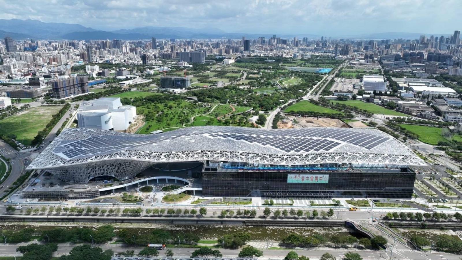 作為台中市水湳經貿園區的指標性重大建設，「國際會展中心」位於中央公園旁，以「大樹之門」為設計理念，呈現出如同草坪上樹枝搖曳的大樹形象，屋頂象徵茂密樹枝的變化。