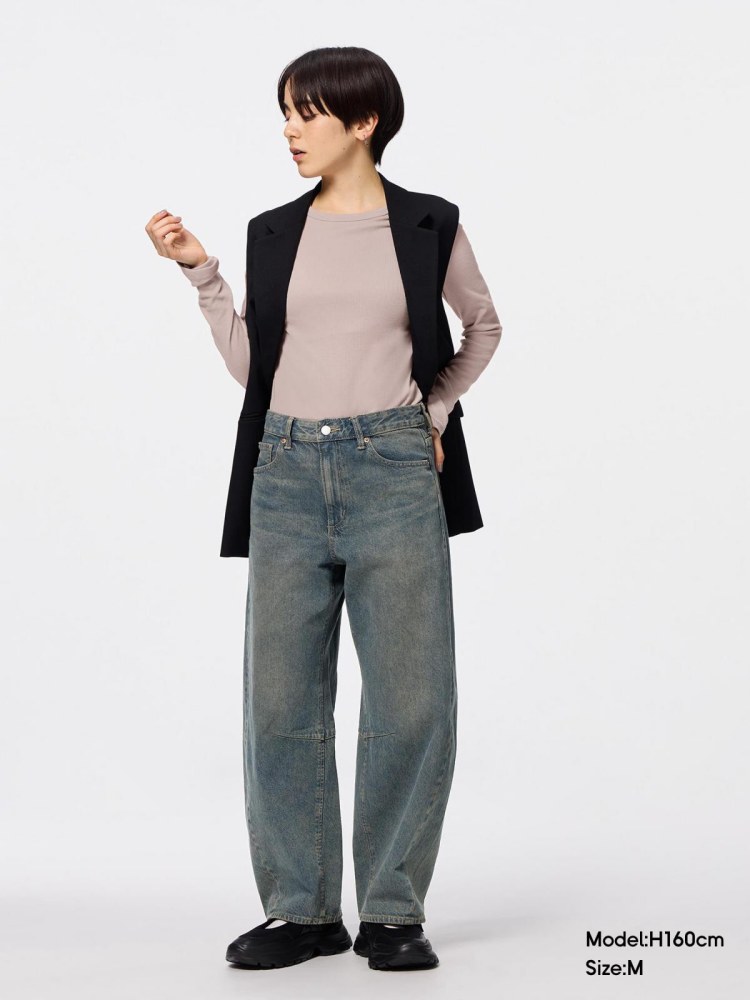 GU牛仔褲推薦這一款！寬版、高腰設定一穿就能拉長比例，並透過褲頭的俐落打摺線條讓腿型更筆直，實際穿上後修飾度超乎想像。不論配襯衫走通勤感、搭針織混日系、或加T-shirt休閒出門，都能快速呈現乾淨有型的風格，是CP值超高、四季都能穿的顯瘦寬褲。