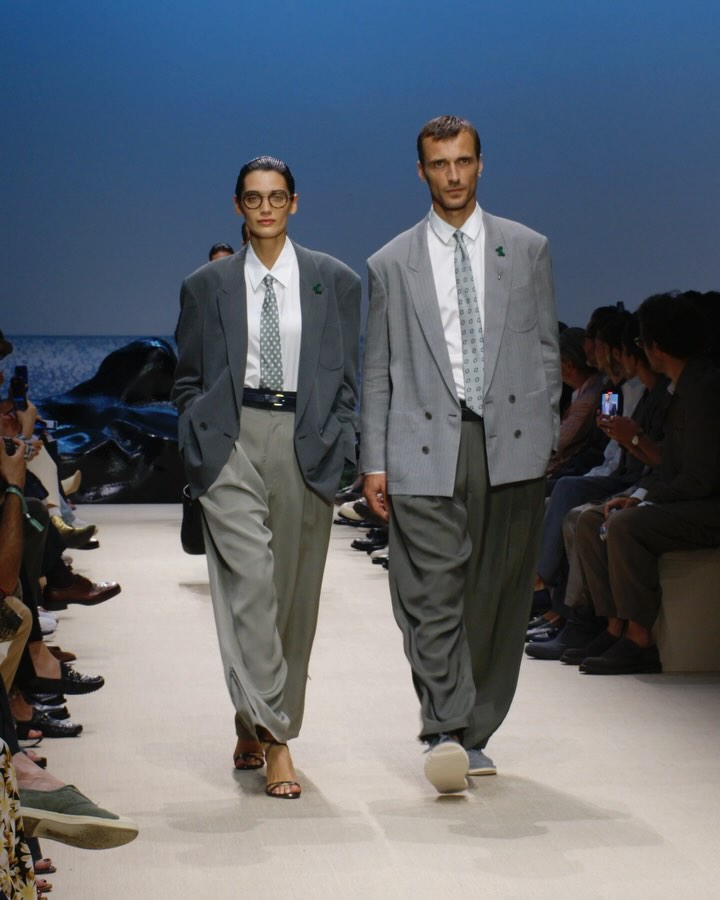 由 Leo Dell'Orco 帶領的 Giorgio Armani 2026 春夏男裝系列上,並未有太多轉折,更多的,是承襲亞曼尼先生的標誌性元素。
