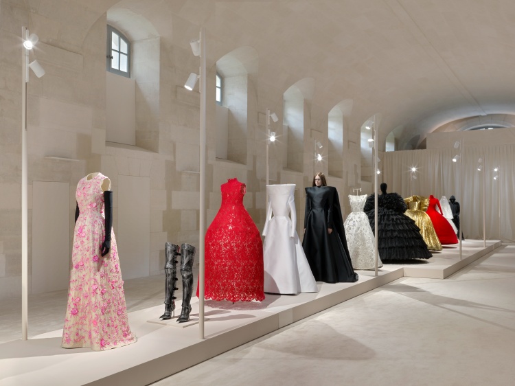 《Balenciaga by Demna》在巴黎展出，現場有著設計師Demna十年來的時裝創作展示。